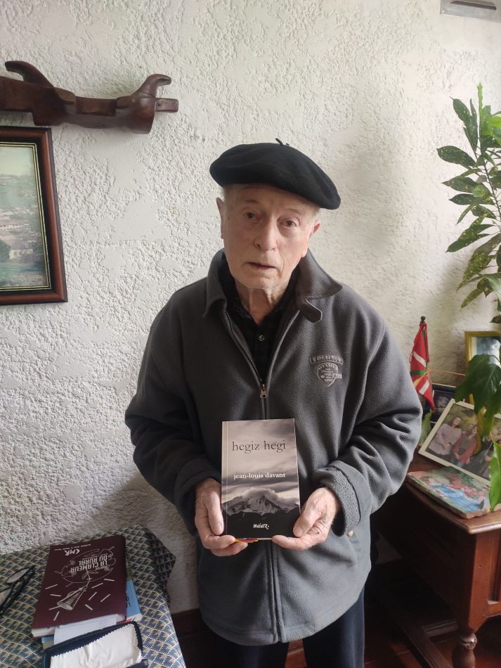 Hegiz hegi libürüa argitaratü Jean Louis Davant ek